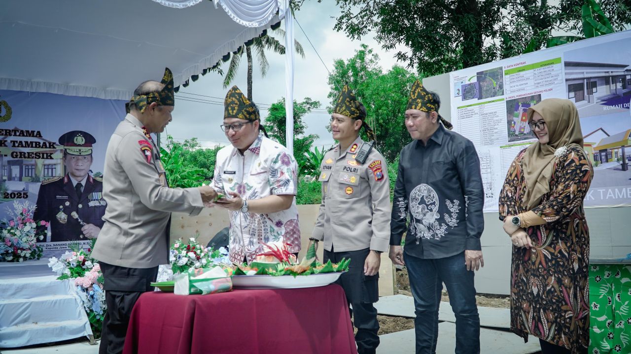 Kapolda Jatim Letakkan Batu Pertama Pembangunan Mapolsek Tambak di Bawean