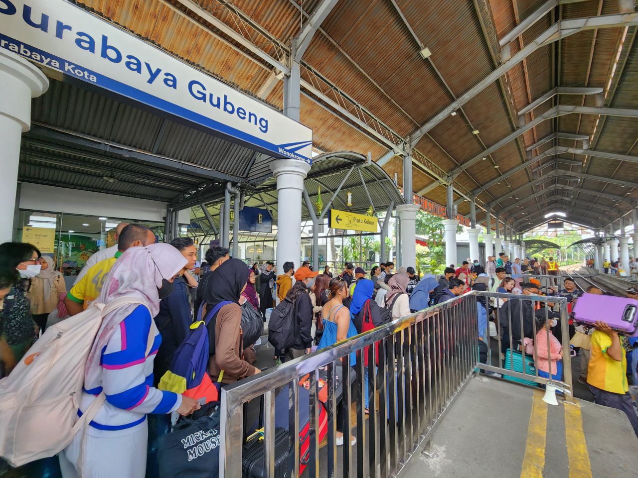 Penumpang KAI di Daop 8 Surabaya saat libur paskah