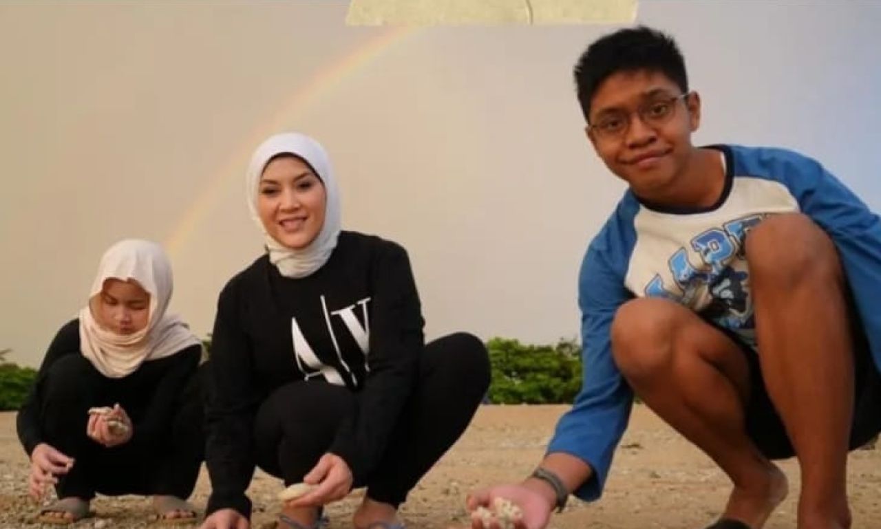 Bermain Pasir di Pantai Media Edukasi Anak yang Kaya Manfaat