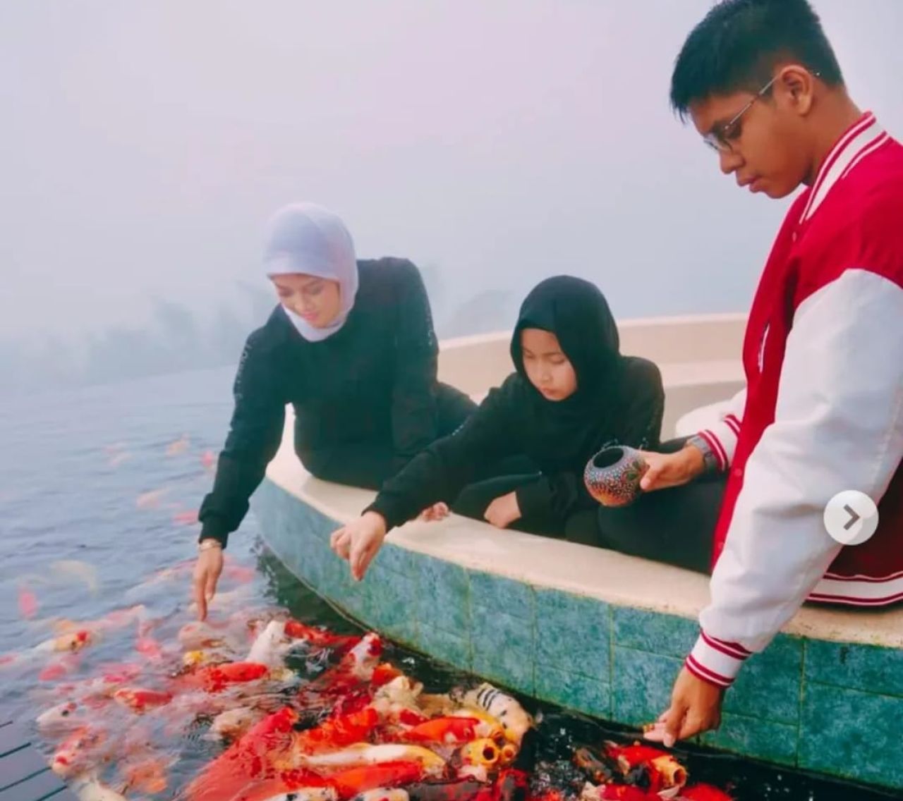 Memberi Makan Ikan: Ungkapan Syukur dan Kasih Sayang