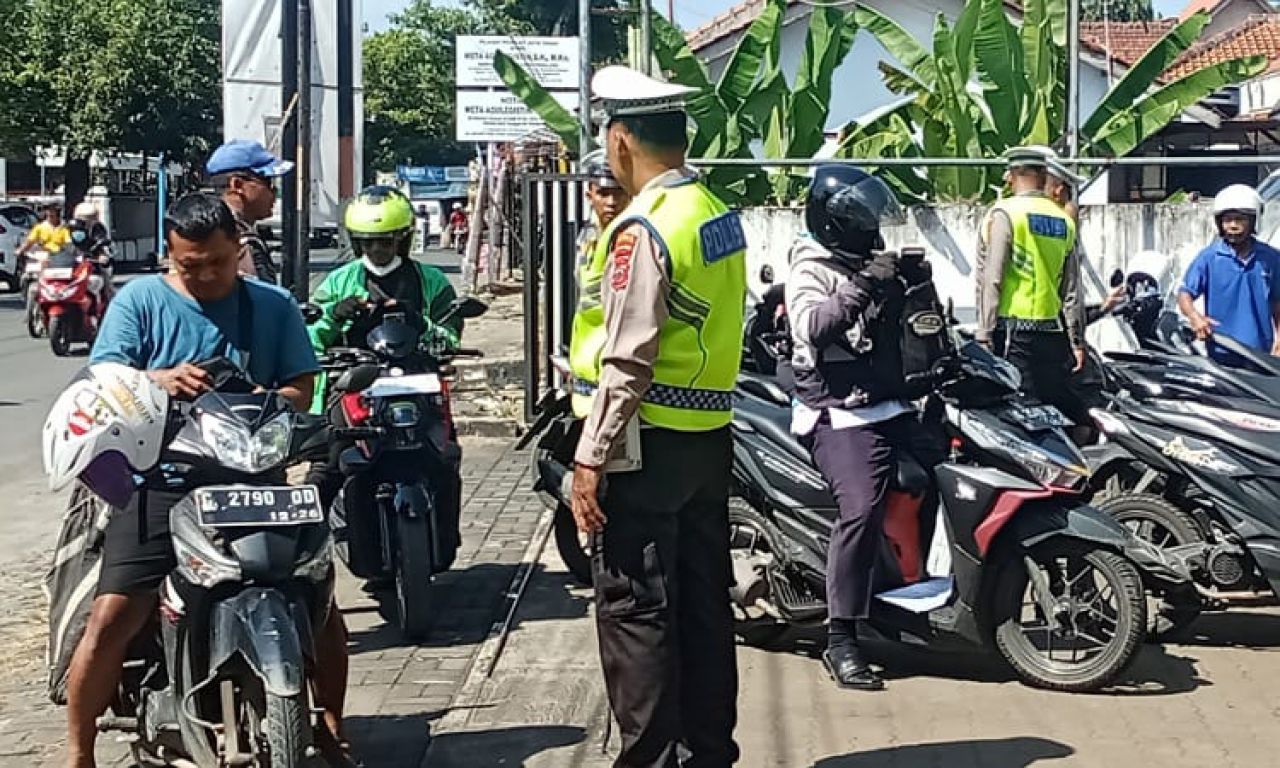 Operasi Rutin Puluhan Pelanggar Terjaring Unit Motor SIM dan STNK Ditilang