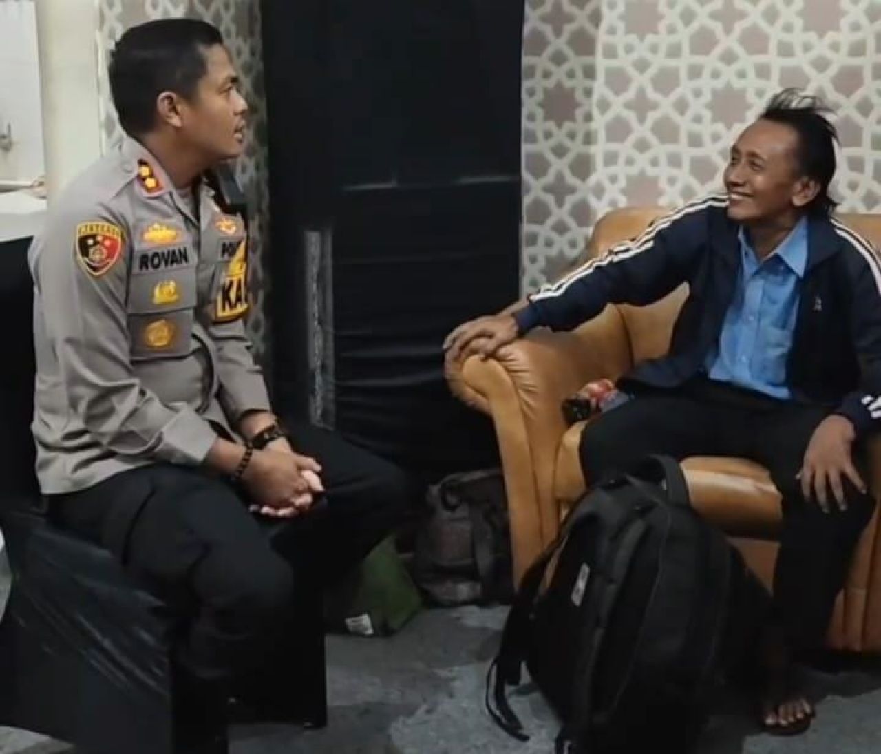Ketinggalan Bus, Pemudik di Gresik Diantar Polisi Hingga Kampung Halaman