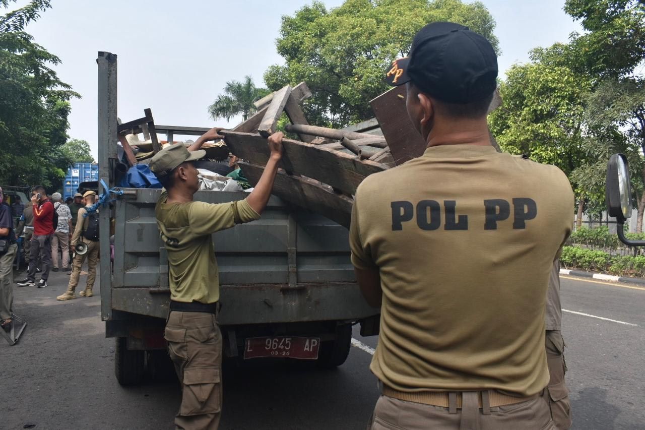 30 PKL Berjualan di Atas Saluran Air Kawasan Klenteng Mbah Ratu Ditertibkan