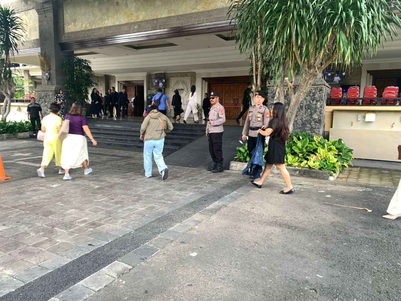 Polisi saat mengamankan pelaksanaan paskah di salah satu gereja di Denpasar Bali