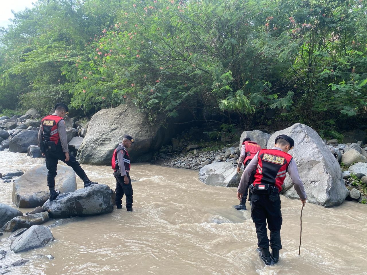 Polres Majalengka saat pencarian jasad Rohaeni yang diduga hanyut di Sungai Cikeruh