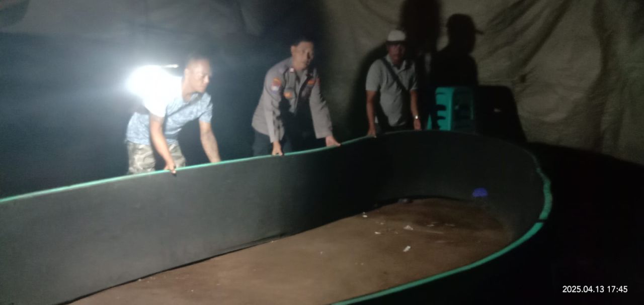 Polisi di lokasi yang diduga arena judi sabung ayam