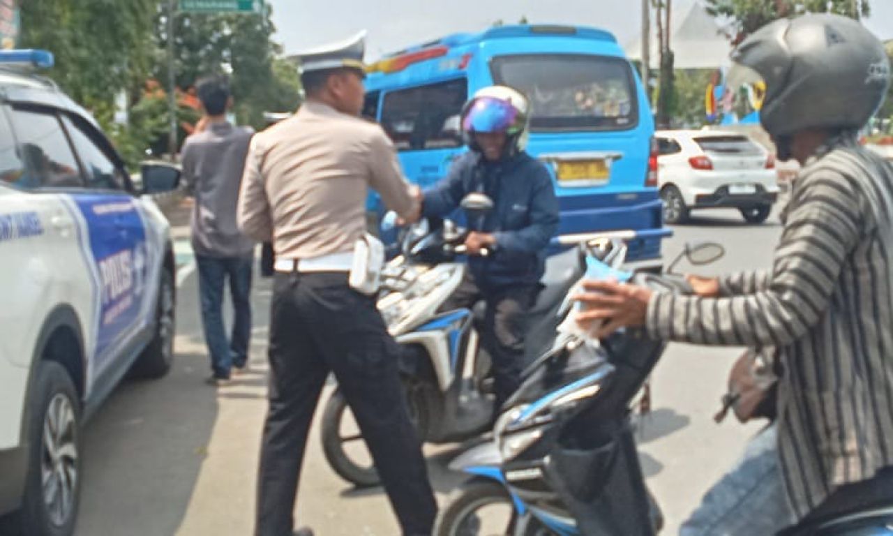 Polres Pemalang bagikan Roti di Jumat berbagi