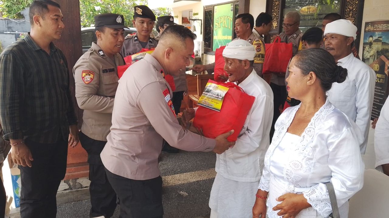 Sambut Galungan dan Kuningan Kapolsek Dentim Silaturahmi dengan Jero Mangku Khayangan