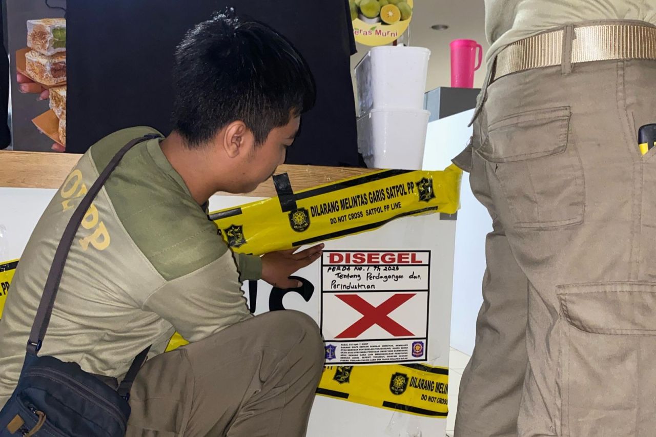 Satpol PP Surabaya segel es krim alkohol