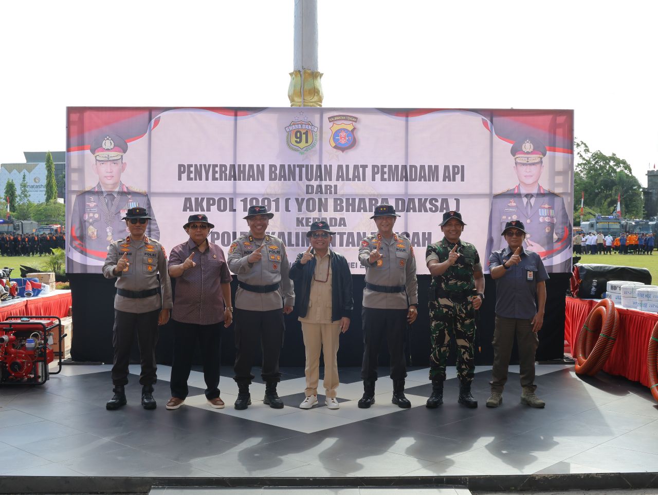 Alumni Akabri 91 berikan bantuan alat pemadam kebakaran hutan dan lahan