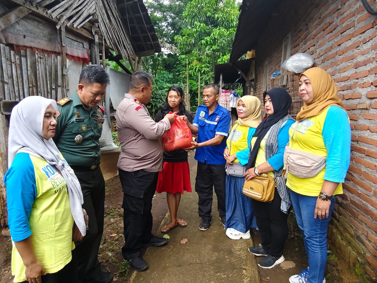 KPD dan Polsek Purwodadi salurkan bansos