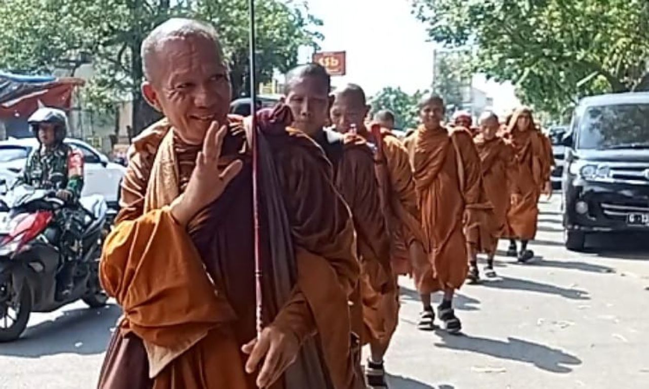 Kedatangan 36 Biksu Thudong di Pemalang Dapat Pengamanan Ketat