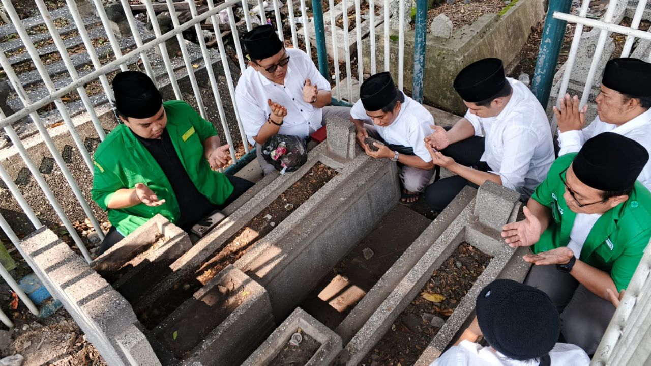 FJN dan Ansor Surabaya ziarah ke makam dr. Radjamin Nasution