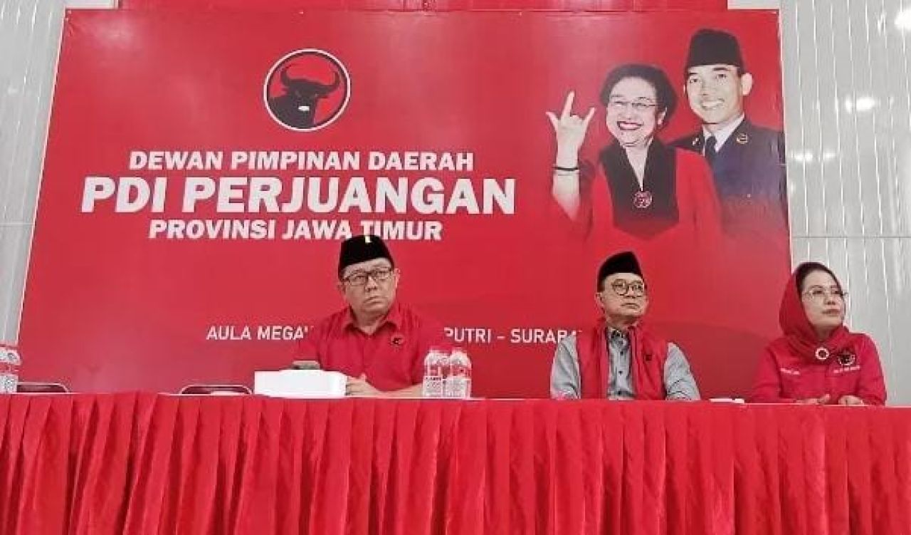 DPD PDIP Jatim saat mengumumkan pemberhentian Adi Sutarwijono sebagai ketua DPC PDIP Surabaya