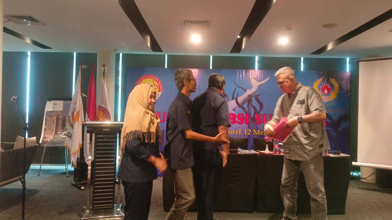 Wahyudi (kanan) usai terpilih ketua baru POBSI Surabaya