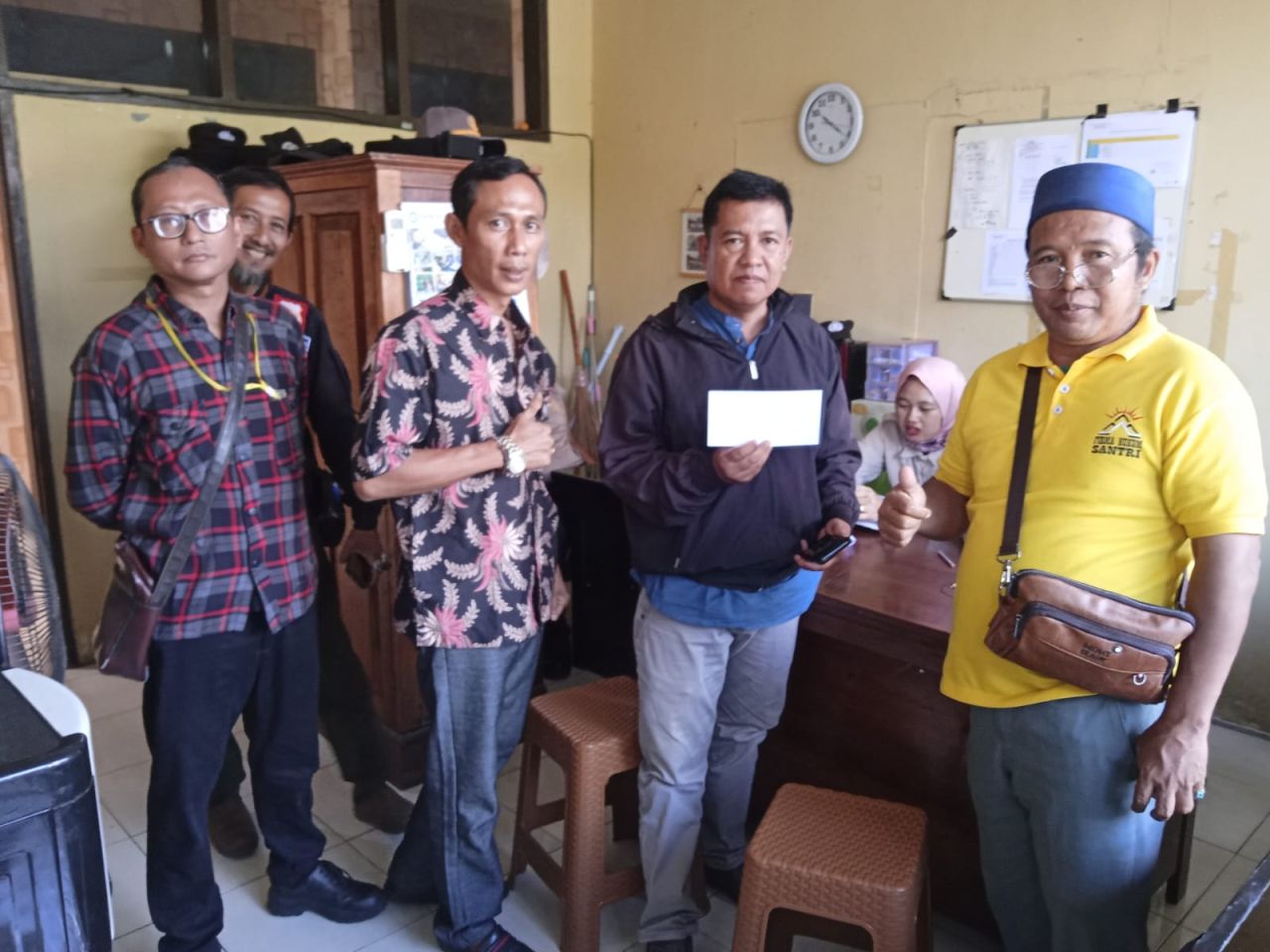 Bisri bersama aktivis usai melapor ke Polresta Cirebon