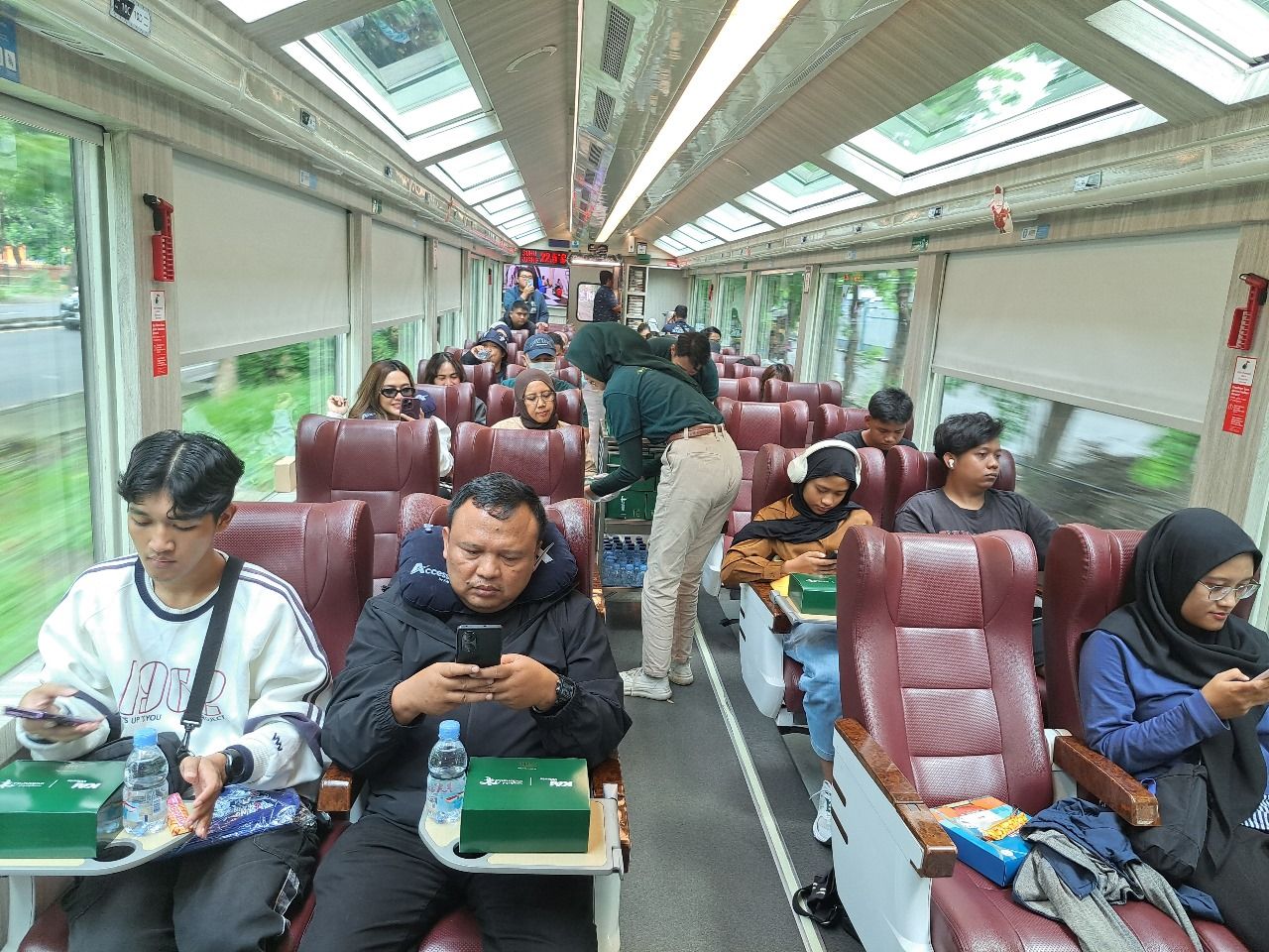 Penumpang Kereta Panoramic
