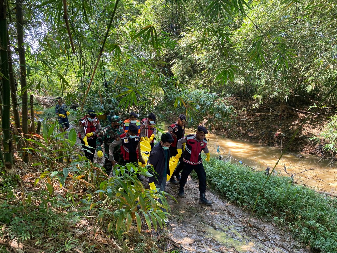 Mayat Pria Tanpa Identitas Ditemukan Mengambang di Sungai Cikasarung