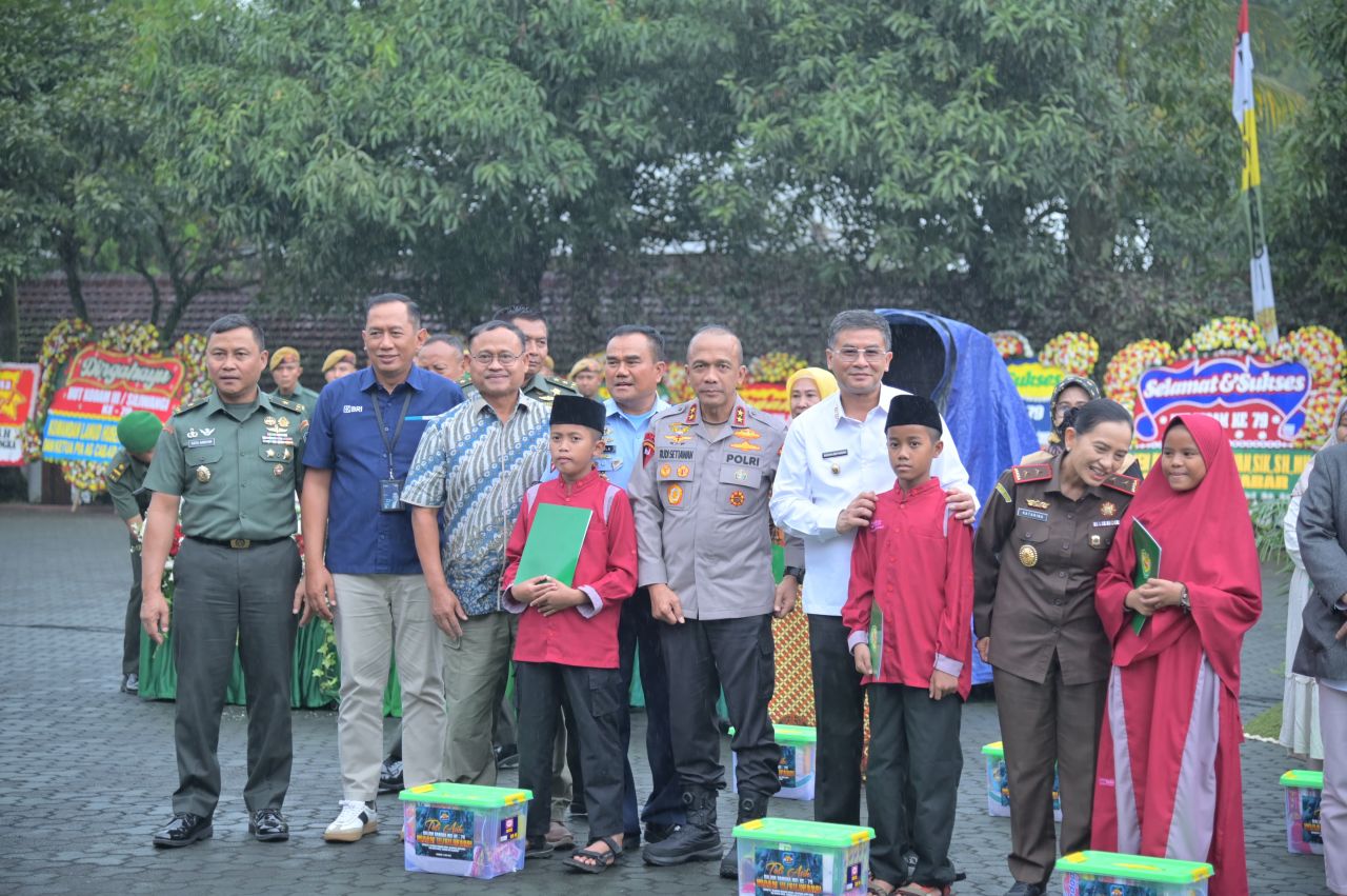 Tumpeng dan Tali Asih, Kapolda Hadiri Syukuran Kodam Siliwangi