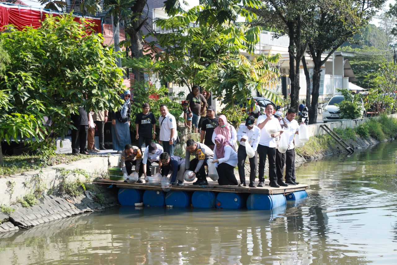 Polisi dan PWI Jombang Tebar 5.000 Benih Ikan di Sungai