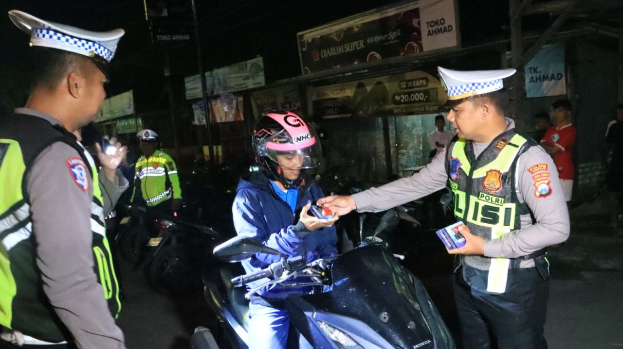 Apresiasi Unik Polres Bangkalan Beri Hadiah saat Razia