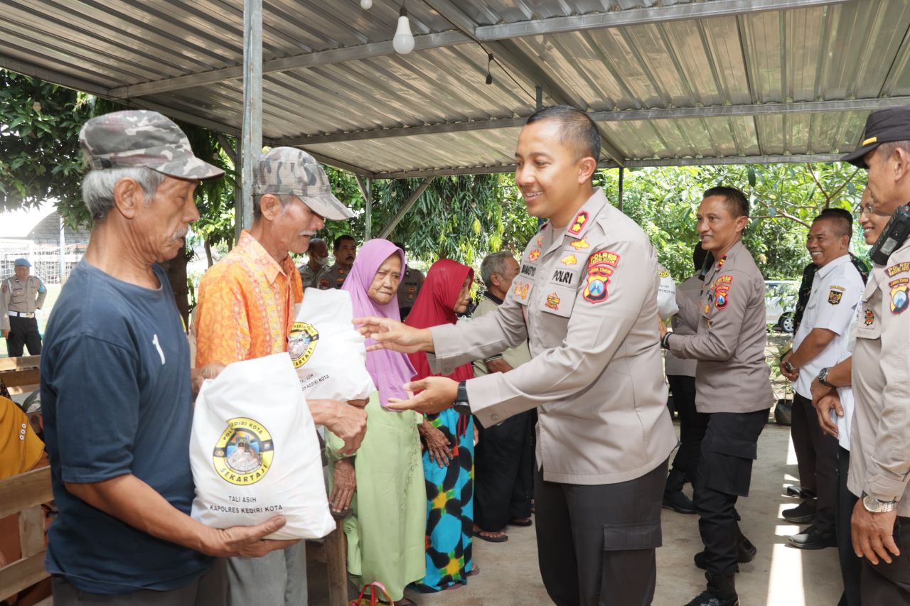 Berbagi Sembako dan Bakti Kesehatan Jadi Rangkaian Cangkrukan Kamtibmas