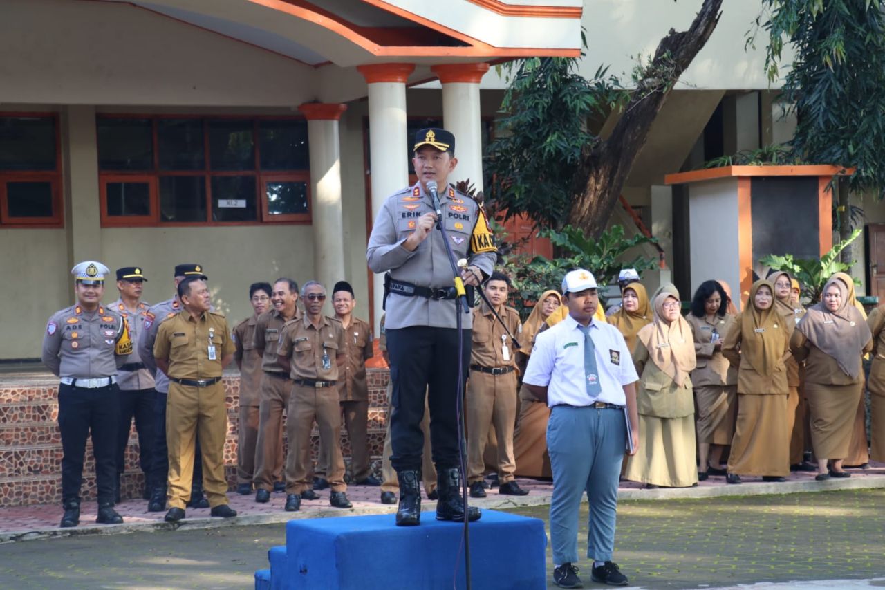 Kapolres Magetan goes to school
