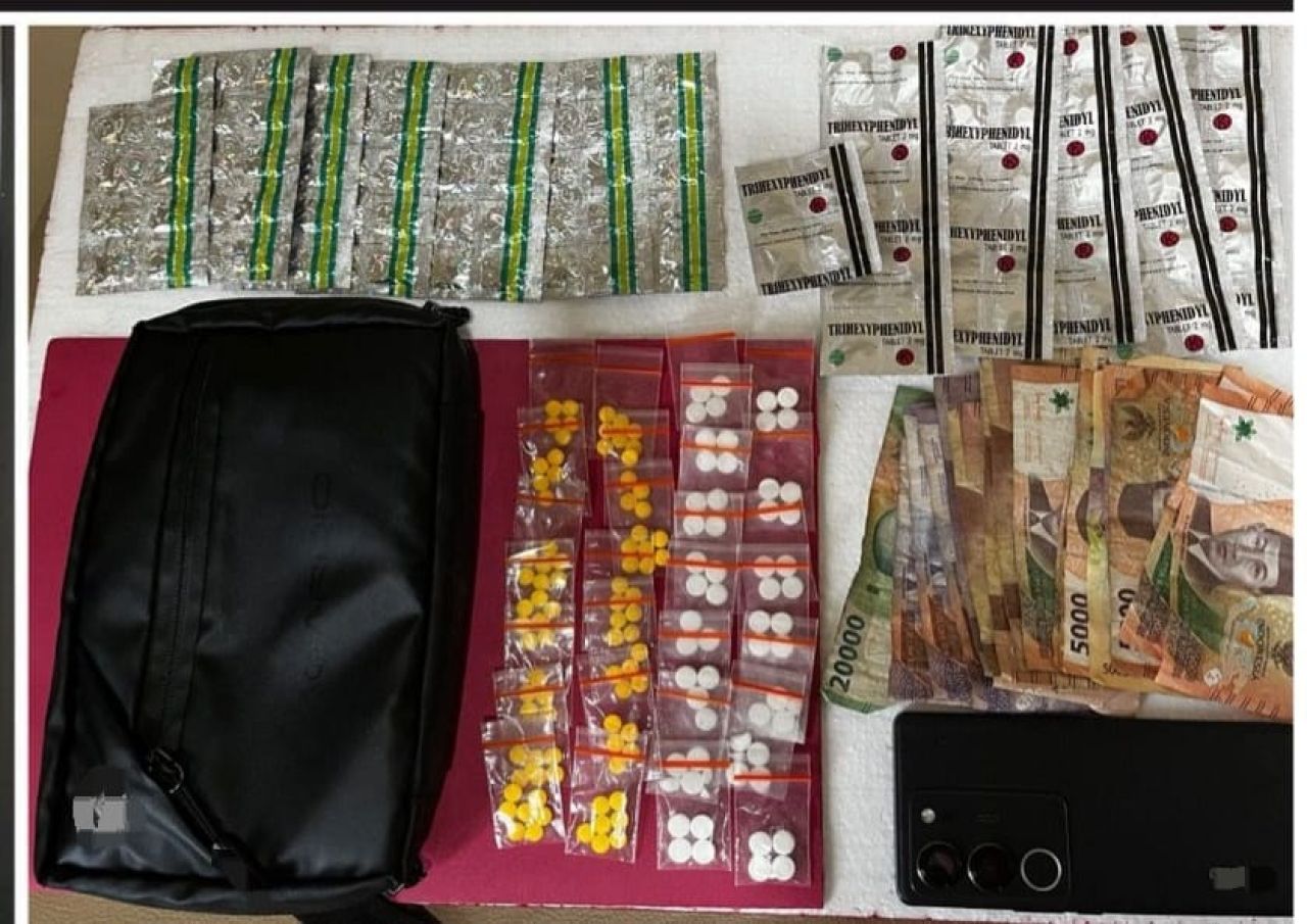 Barangbukti obat-obatan terlarang yang diamankan polisi