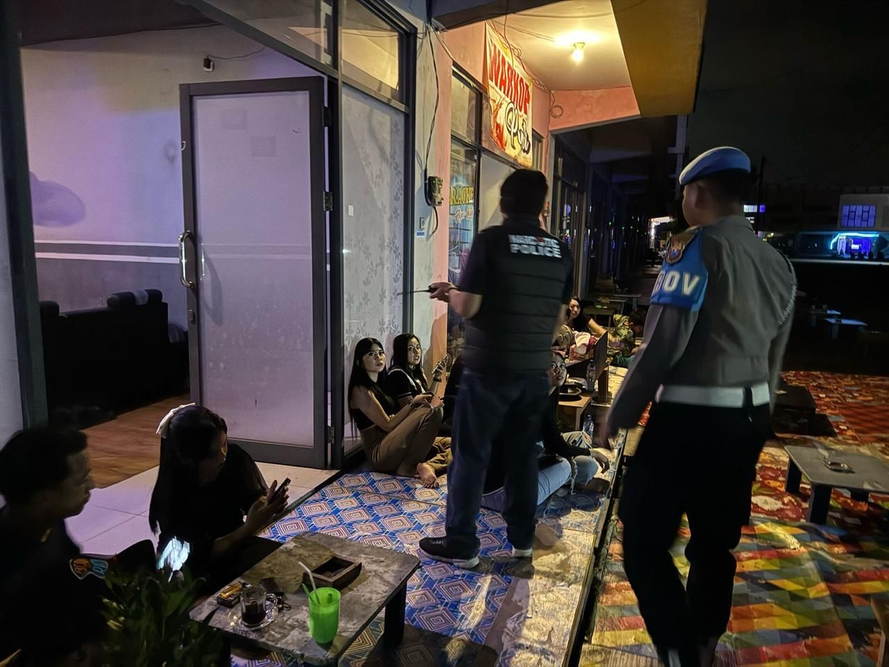 Polres Pasuruan bersama tim gabungan patroli di salah satu cafe di Pasuruan