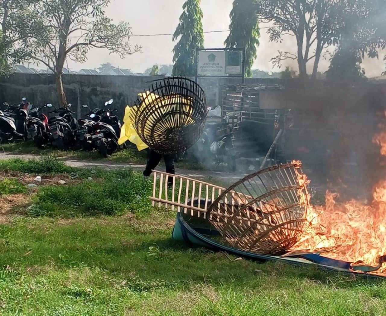 Polisi Sita 16 Ayam Jago dan 24 Motor dari Lokasi Judi Sabung Ayam