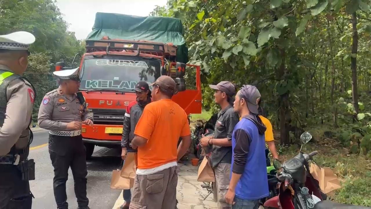 Peduli Sopir dan Pekerja Jalanan, Satlantas Situbondo Gelar Aksi Sosial di Jalur Pantura