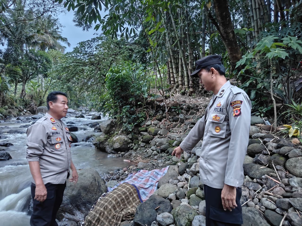 Diduga Sakit Pria Ditemukan Tewas di Sungai Ciwaringin