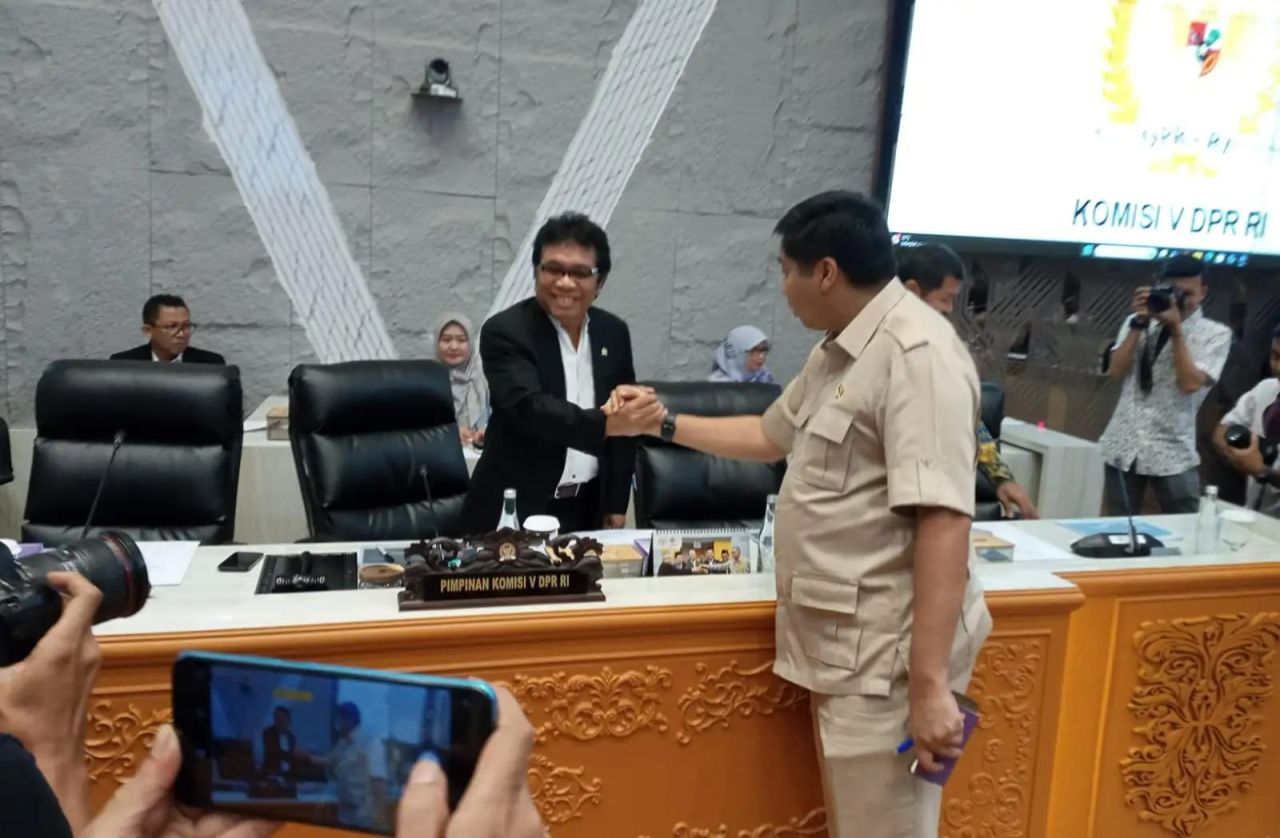 Maruar Sirait disela-sela rapat kerja dengan Komisi V DPR RI