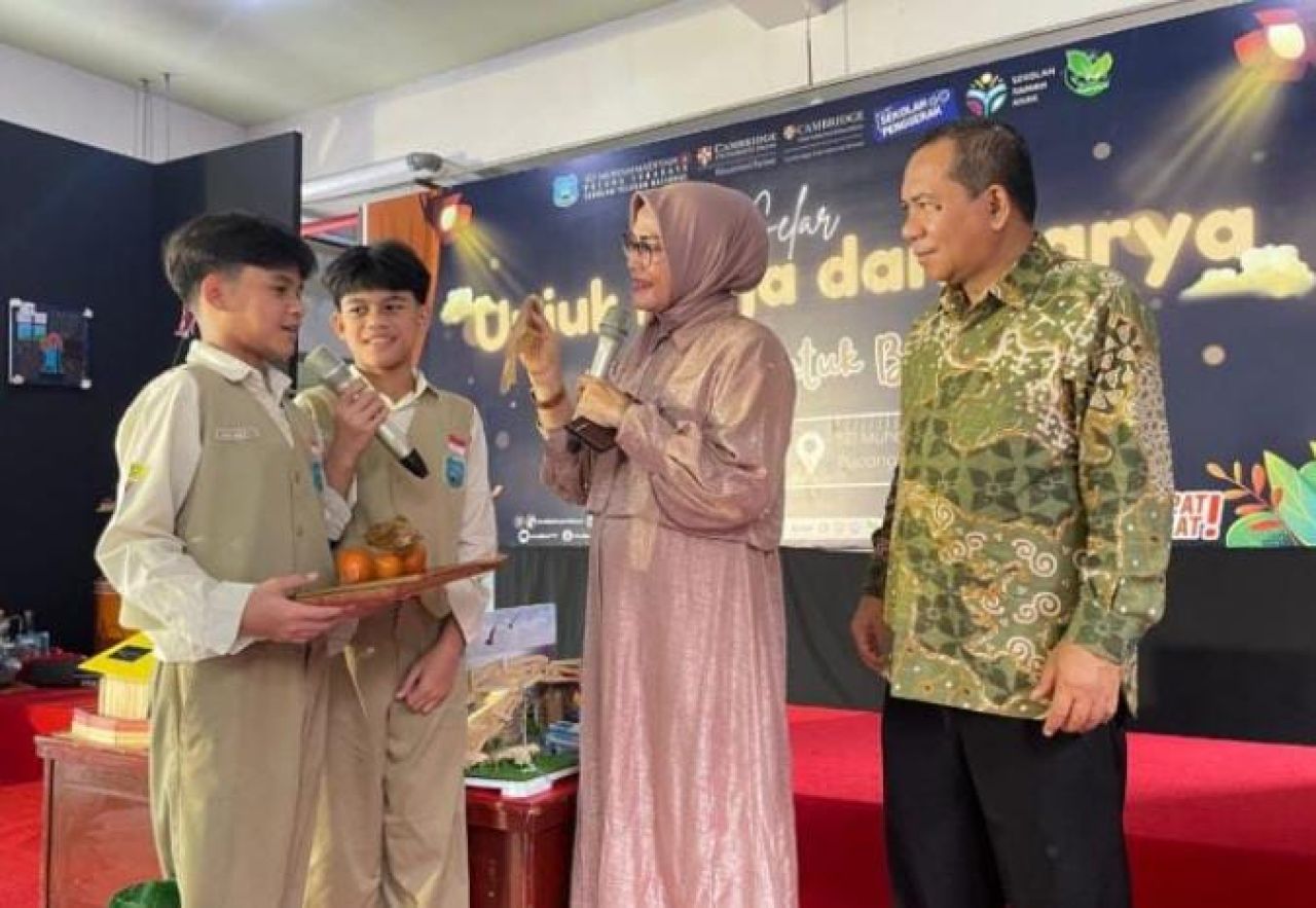 Siswa kelas 6 SD Muhammadiyah 4 Surabaya unjuk kreativitas