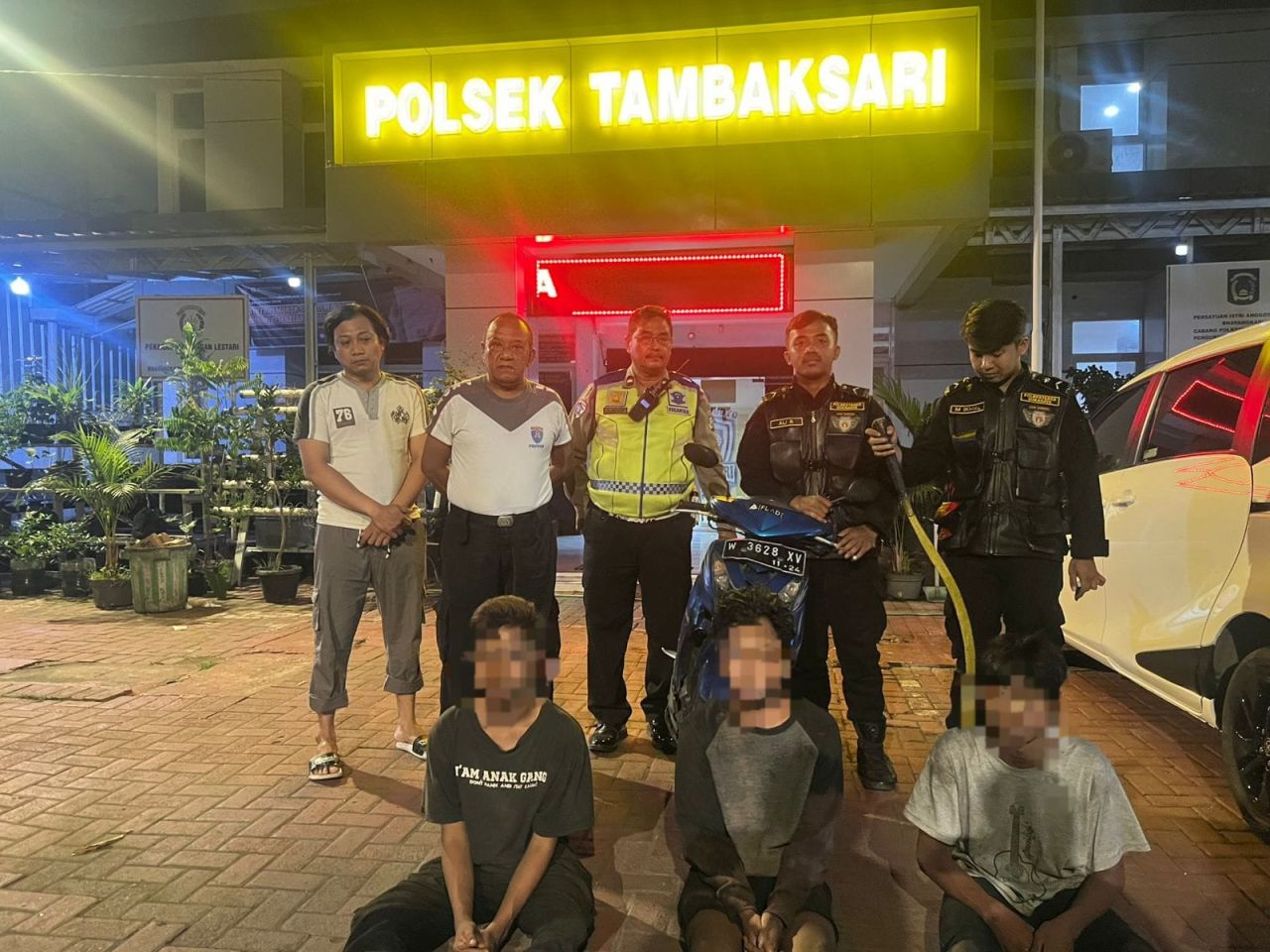 Tim Respati Polrestabes Surabaya amankan tiga pemuda