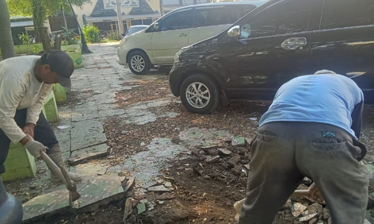 Trotoar Taman Mochtar Pemalang Disulap Jadi Tempat Parkir Kendaraan