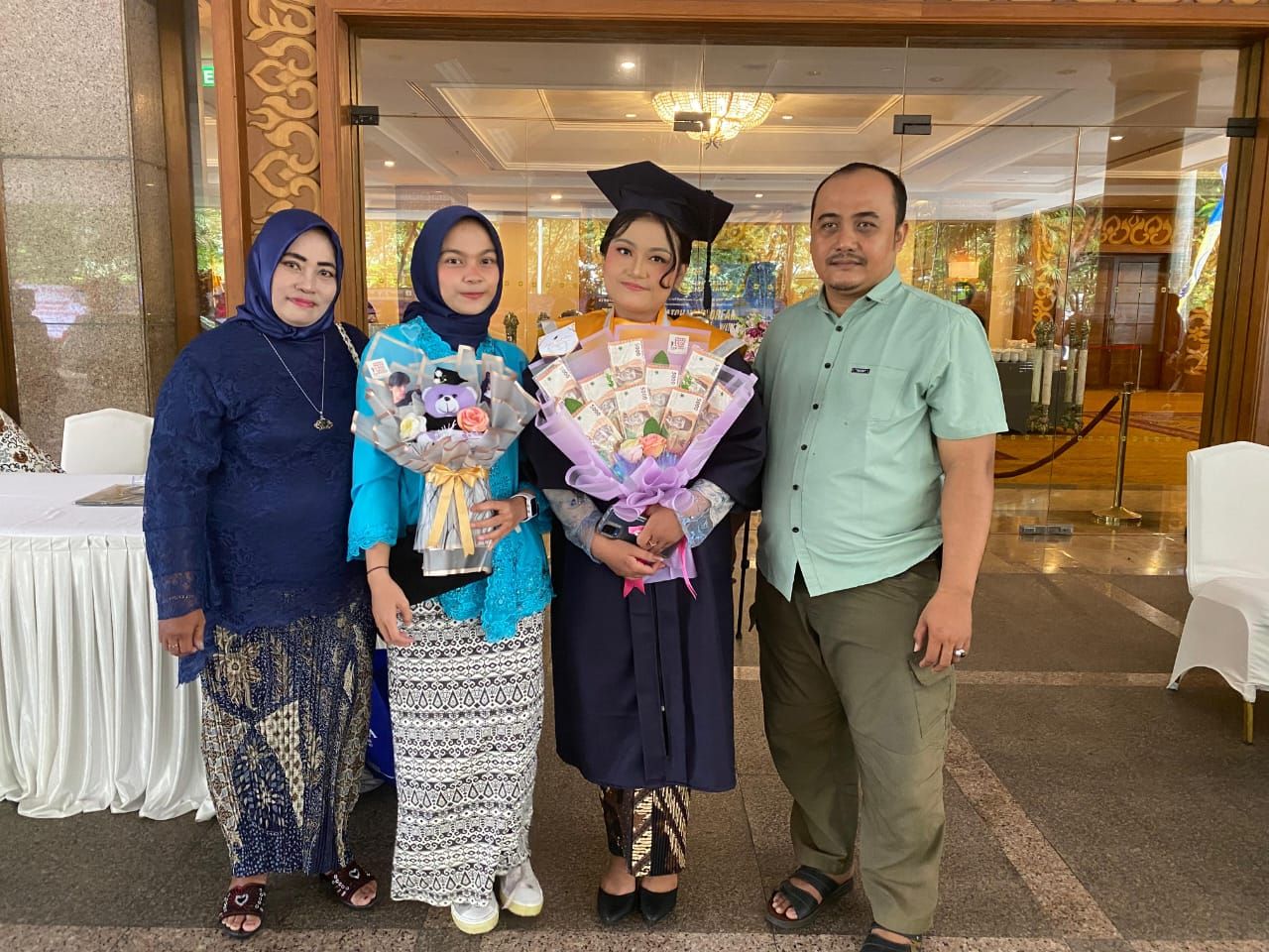 Tangis di Balik Toga: Doa Ibu Mengiringi Langkah Sheila