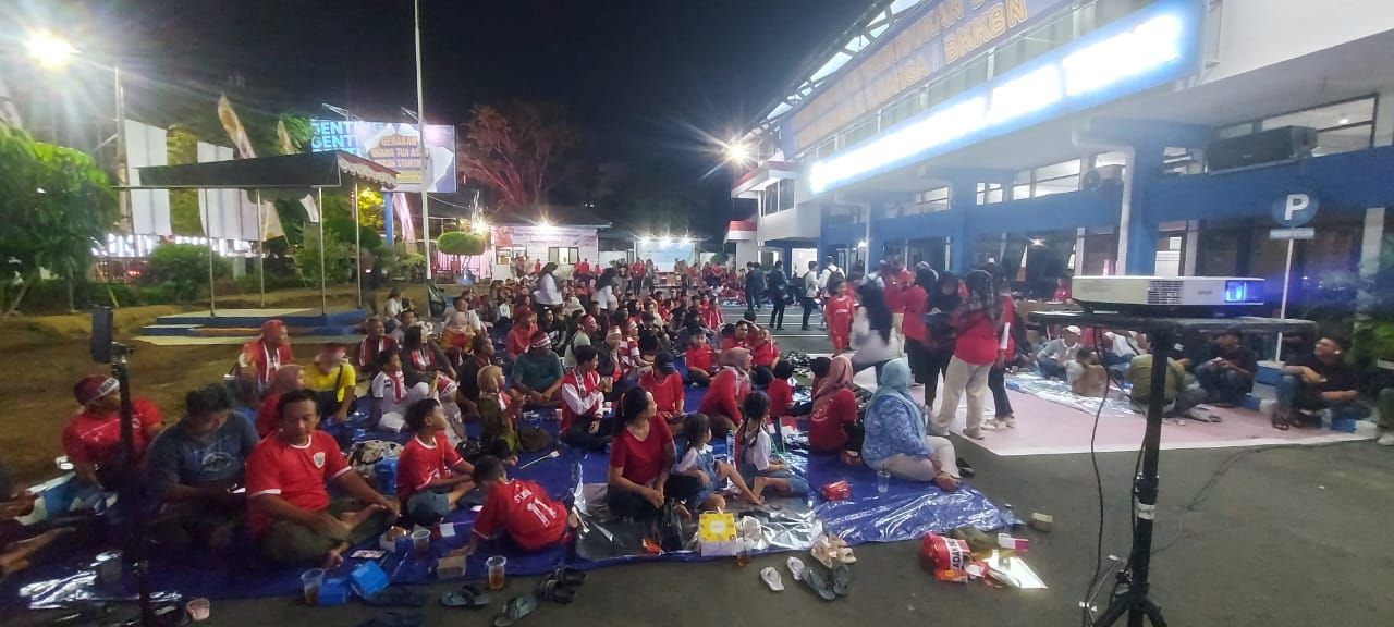 BKKBN Jatim Ajak Ayah Jadi Teladan Lewat Nobar Indonesia vs China