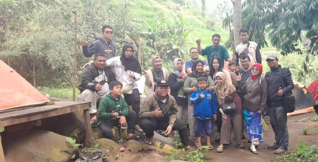 Liburan Asyik Keluarga Pak Amin Generation: Camping Seru di Tepi Sungai Kalisengon