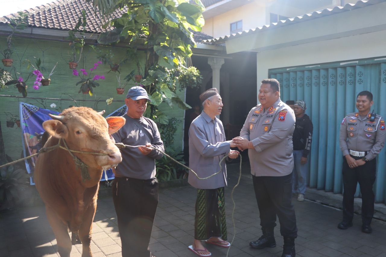 Program Berbagi Polres Pasuruan Distribusikan Hewan Kurban ke Ponpes dan Tokoh Agama