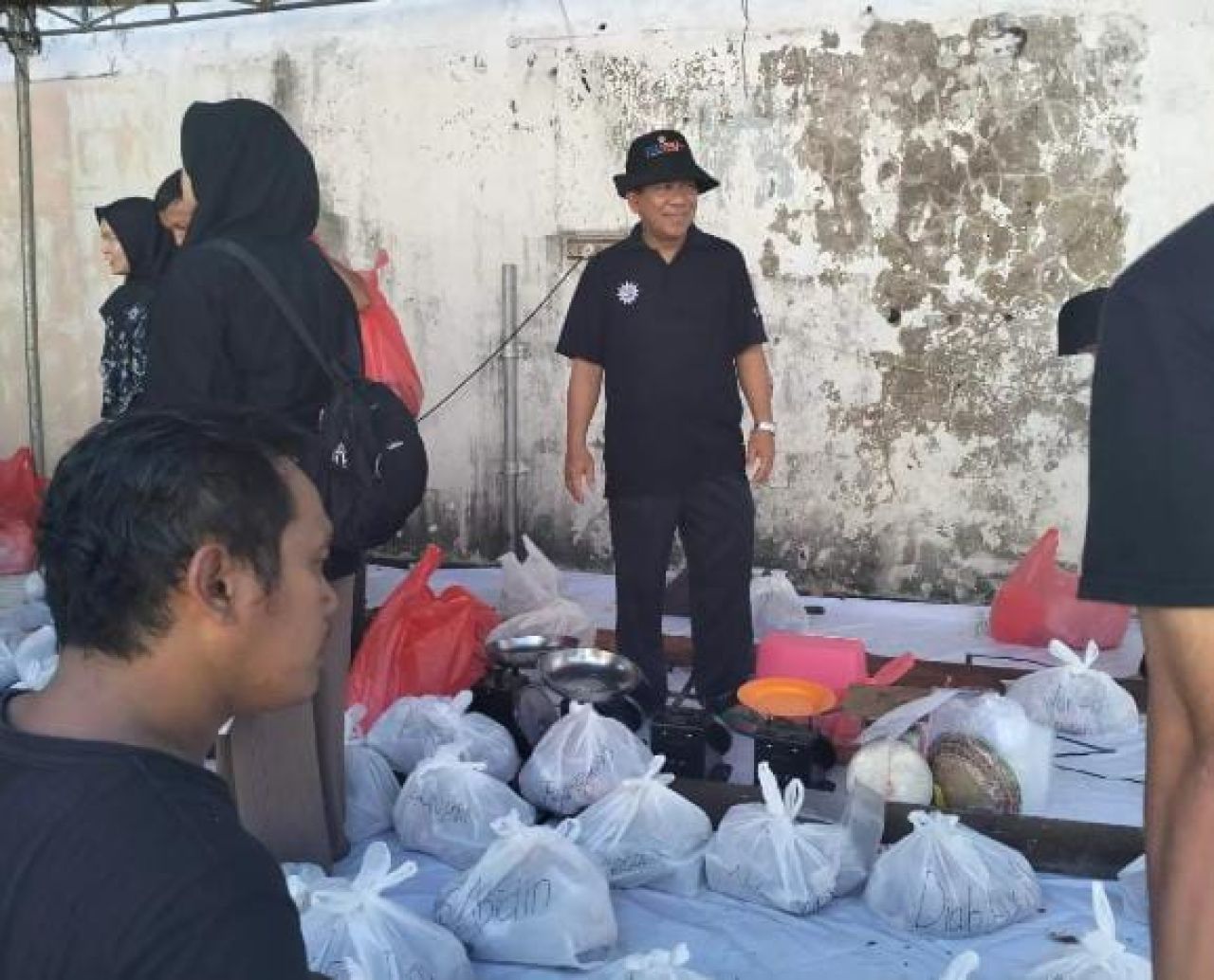 Pembagian daging kurban di SD Mudipat Surabaya