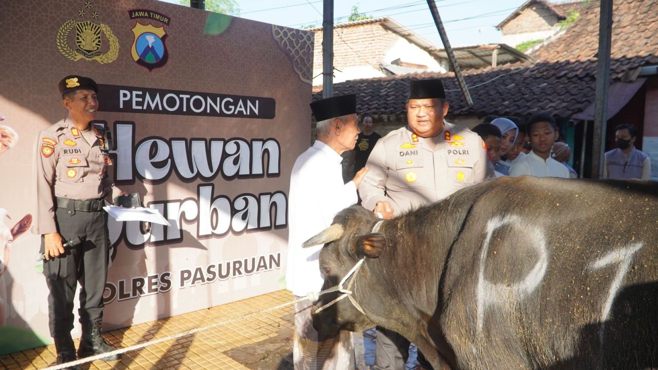 Polres Pasuruan Bagikan 750 Paket Daging Kurban kepada Warga Sekitar