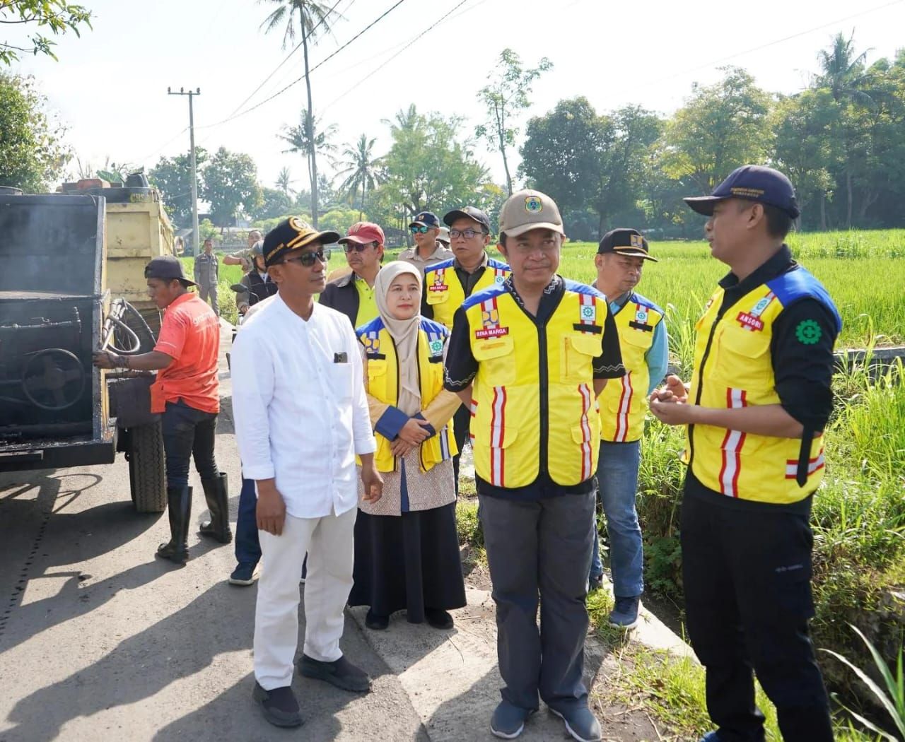 Bupati Hamid Monitoring Trial Aspal di Cermee Bondowoso
