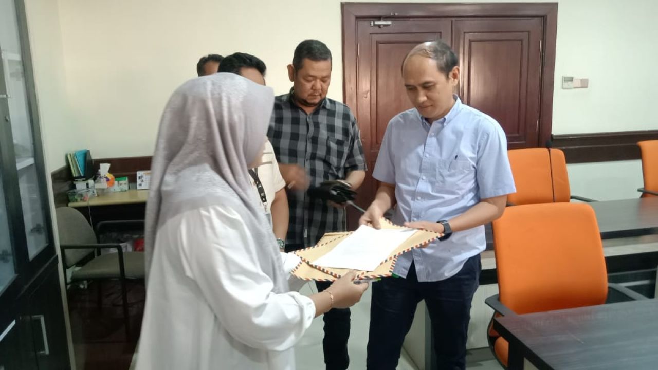 Penyerahan berkas laporan ke Staf DPRD Surabaya