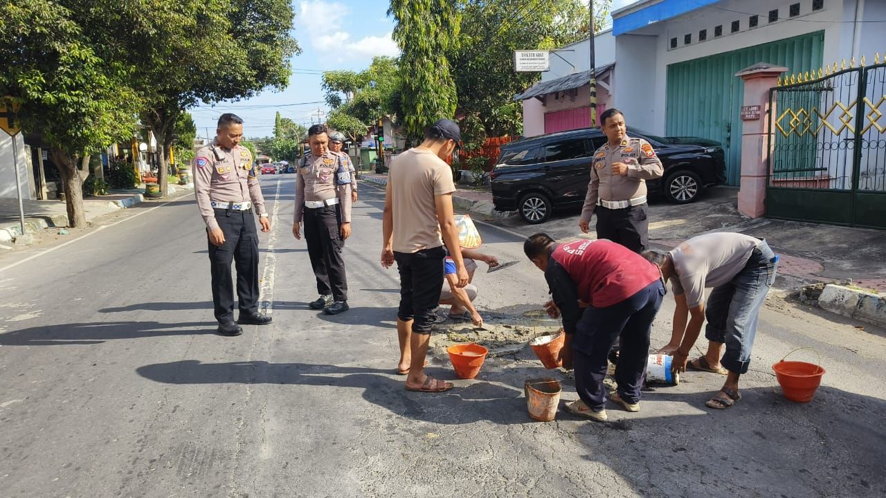 Polres Bondowoso tambah jalan rusak