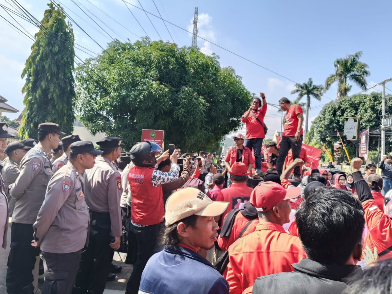 Polres Majalengka Kerahkan 250 Personel Amankan Aksi di Depan PN Majalengka