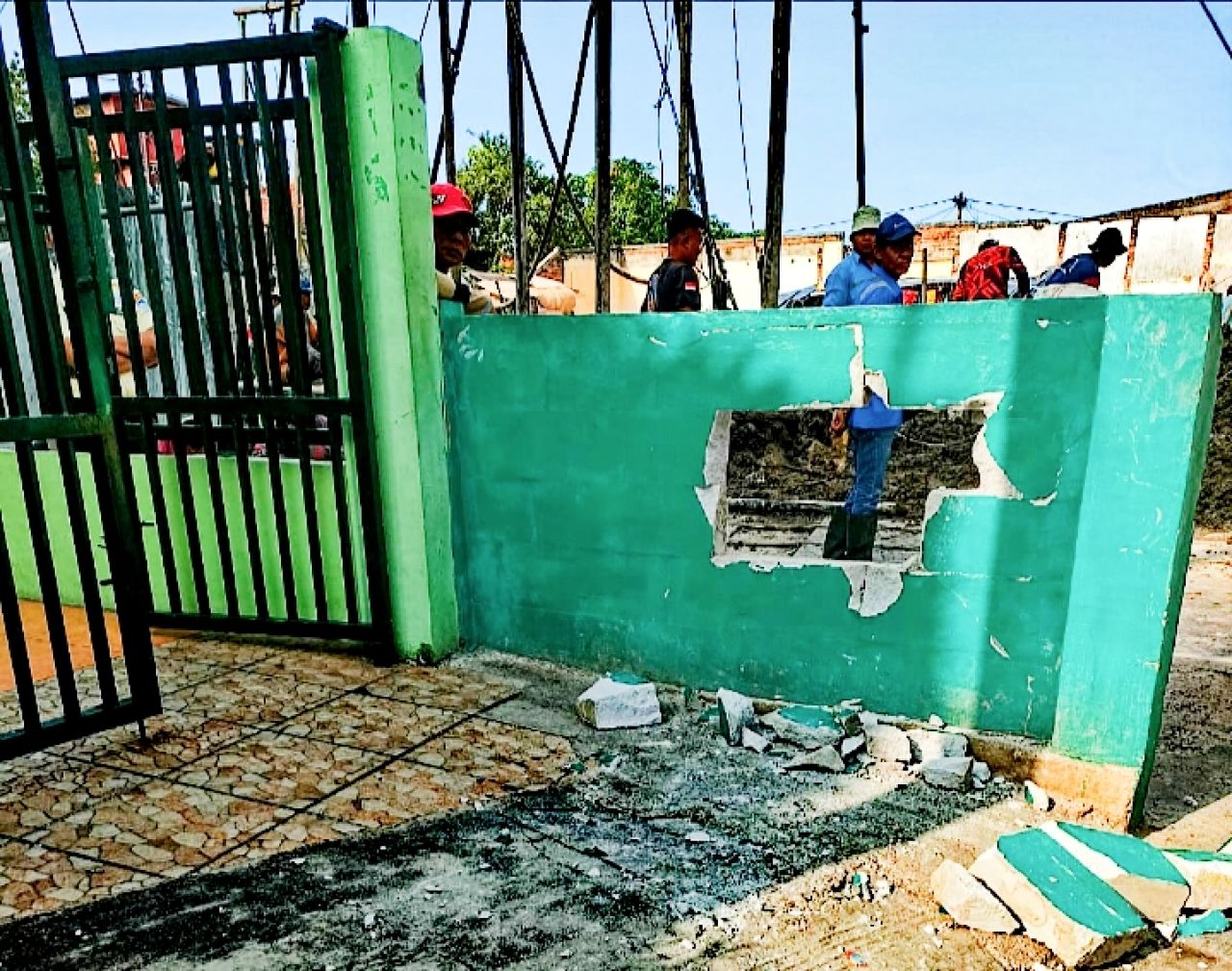 Warga Resah, Tembok Yayasan Diduga Dirusak Usai Penutupan Proyek Bermasalah