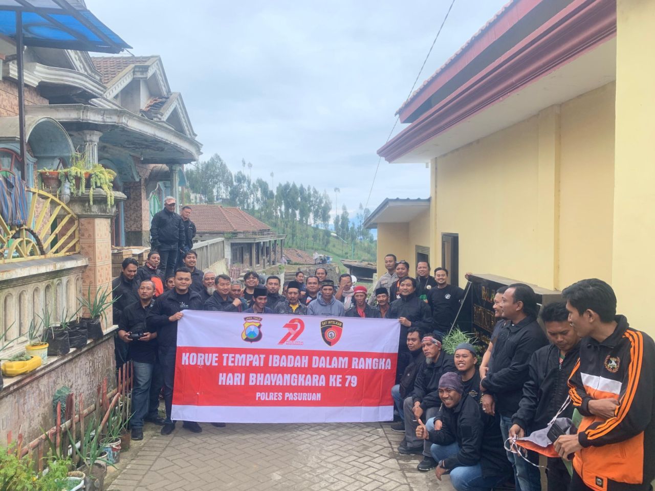 Sat Intelkam Polres Pasuruan Gelar Bakti Sosial Bareng Suporter Sakera Mania di Tosari