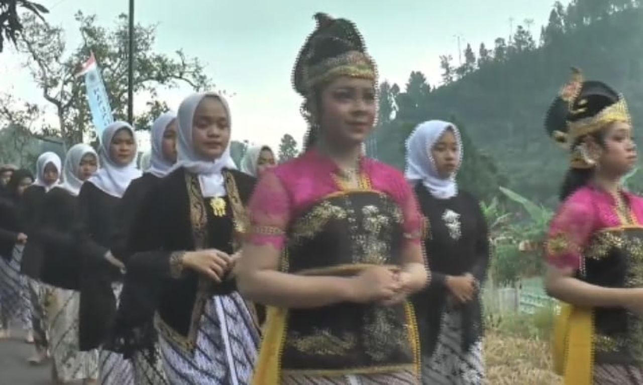 Sambut 1 Suro dan Tahun Baru Islam, Warga Karangsari Ambil Air Suci di Lereng Gunung Slamet