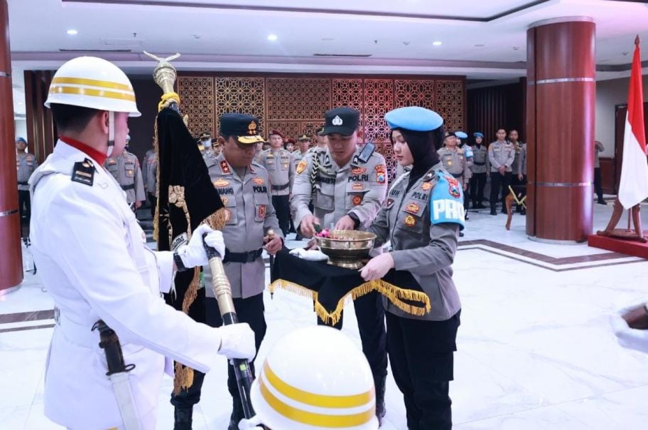 Kapolda Jatim Pimpin Upacara Pemuliaan Nilai Tribrata Pataka ‘Tan Hana Dharma Mangrwa